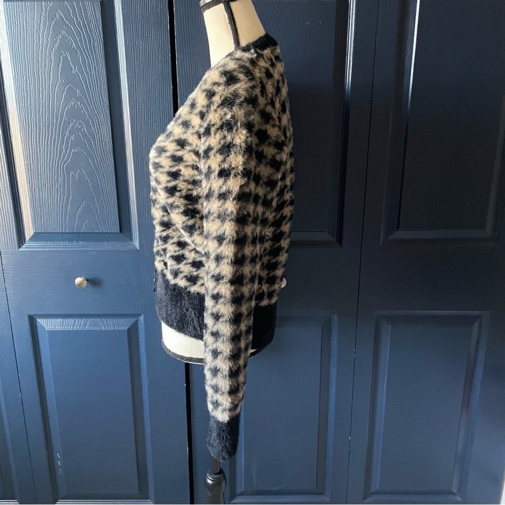 Fuzzy SOFT semi-cropped cardigan sweater - Picture 4 of 11